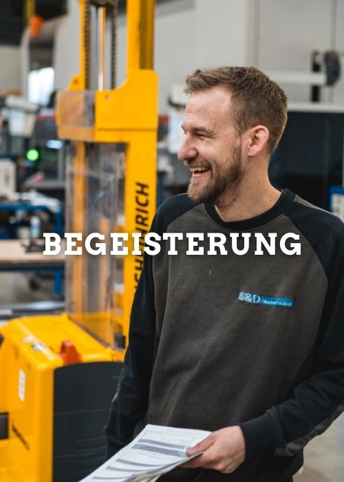 Laserschneiden bei S&D Blech+, Bediener vor Laserschneidanlage