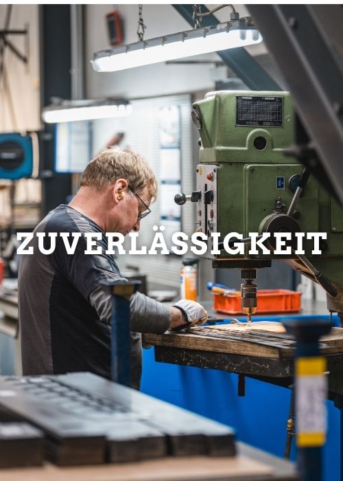 Laserschneiden bei S&D Blech+, Bediener vor Laserschneidanlage