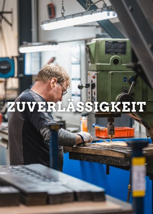 Laserschneiden bei S&D Blech+, Bediener vor Laserschneidanlage
