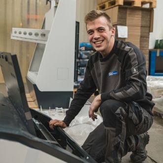 Mitarbeiter bei der Montage S&D Blech