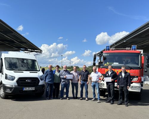 Laserschneiden bei S&D Blech+, Bediener vor Laserschneidanlage