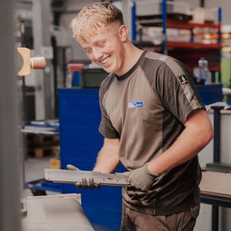 Mitarbeiter Blechteile Entgraten S&D Blech